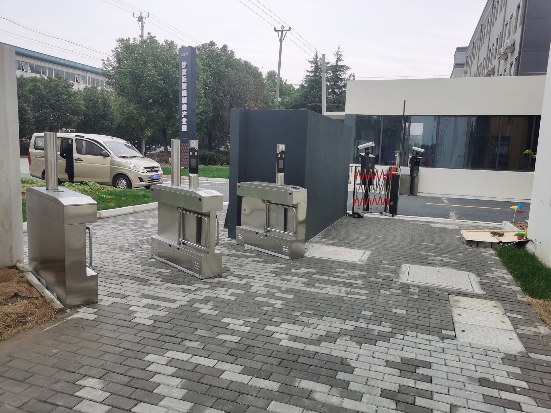 如何選擇人臉識別通道閘系統？