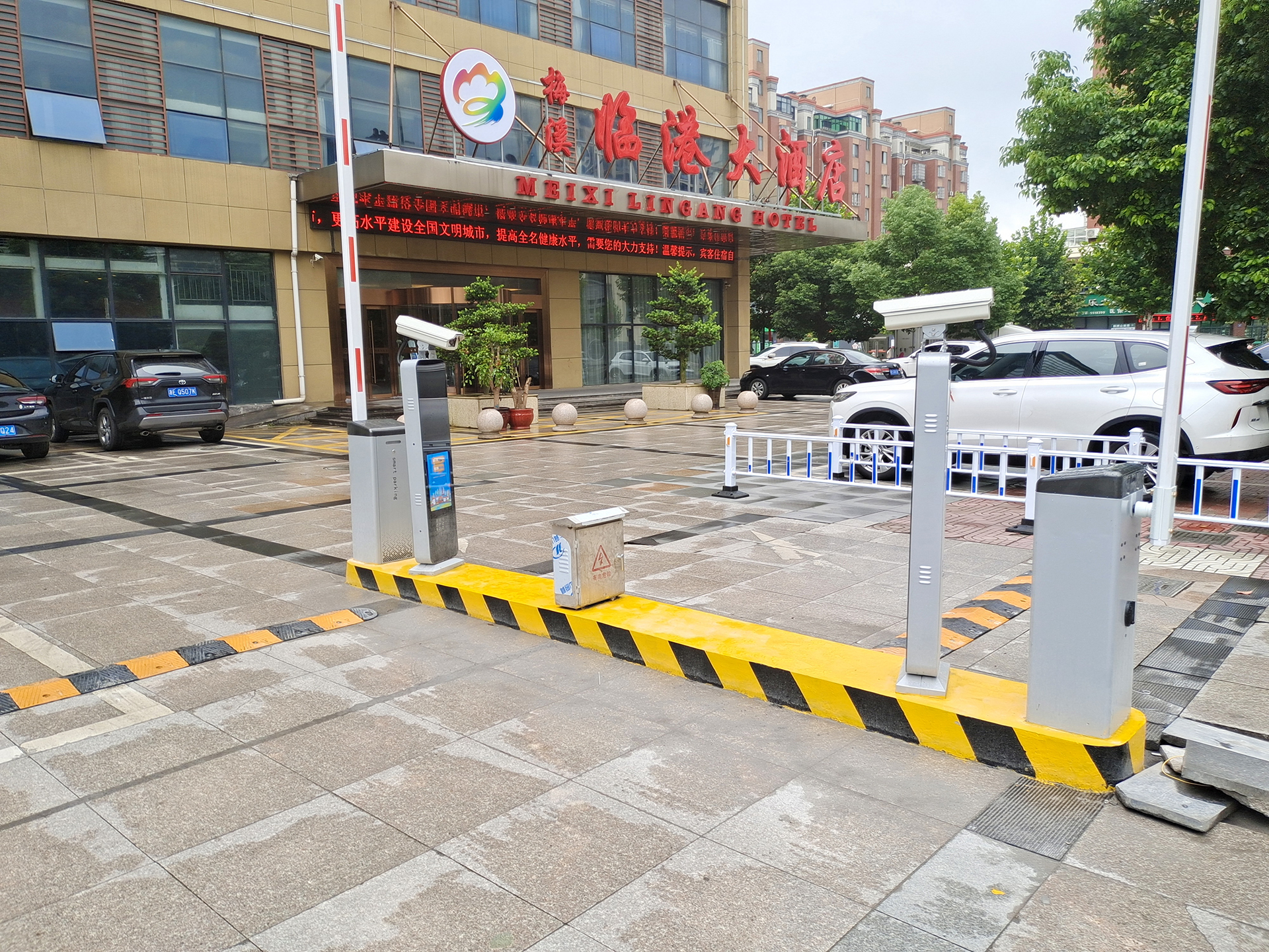 如何手動開啟道閘桿？