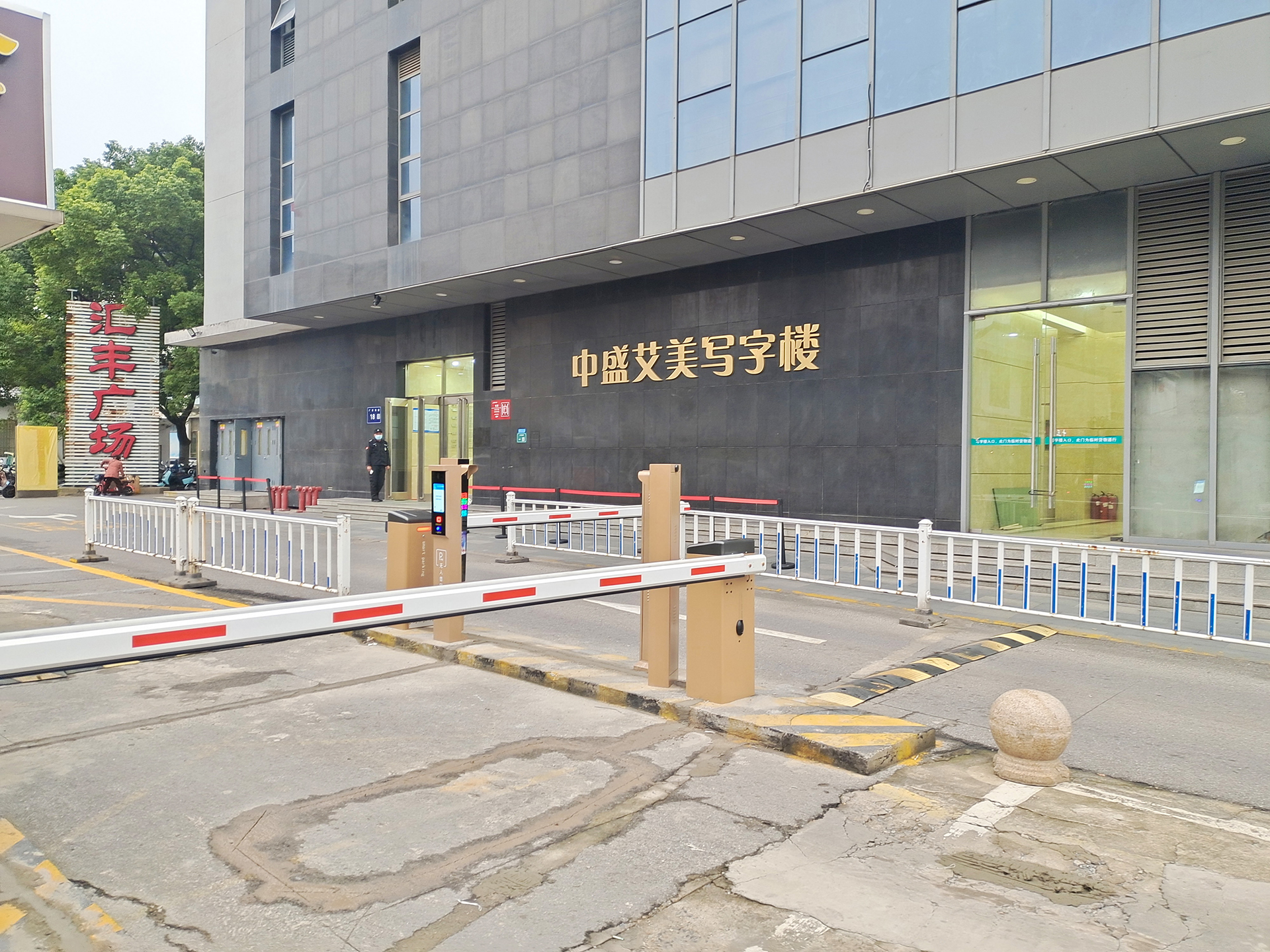 中盛艾美寫字樓-無人值守車牌識別收費系統